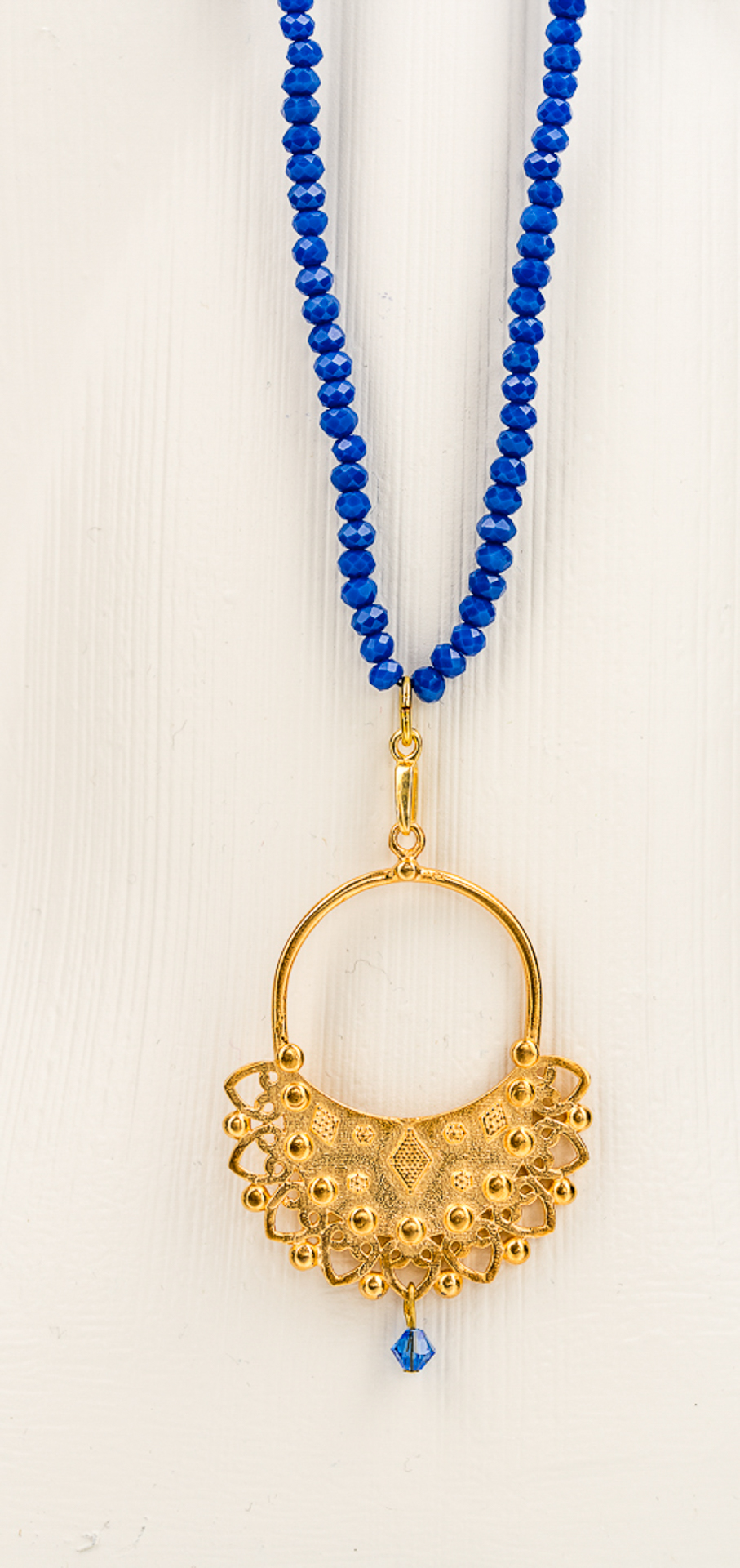 "Boho" lange Kristallglas Kette, verzierter Anhänger, blau