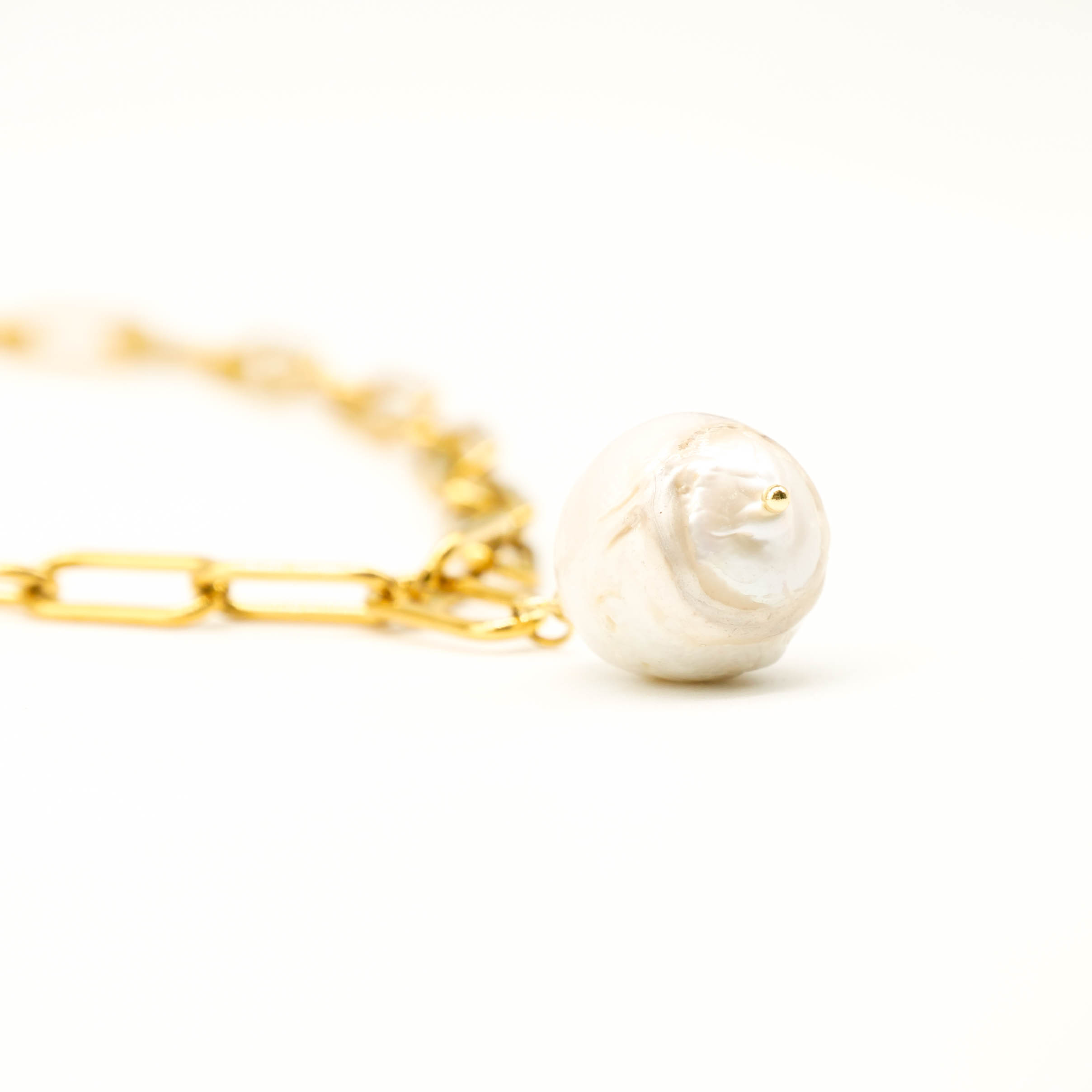 "Freshwater Pearls" kurze goldfarbene Gliederkette, weiße Barockperle ca. 25mm