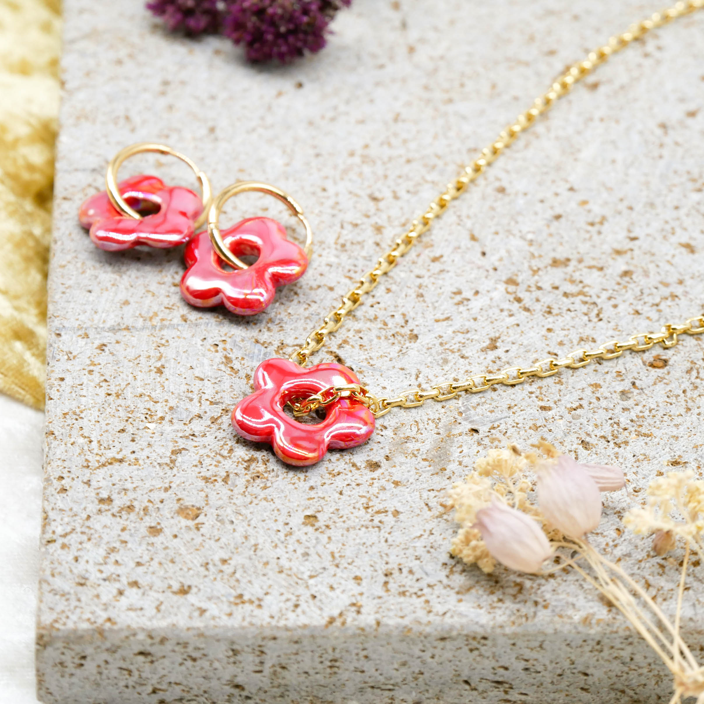 "Summer-Feeling", Kurze Metallkette vergoldet, Keramikblume red