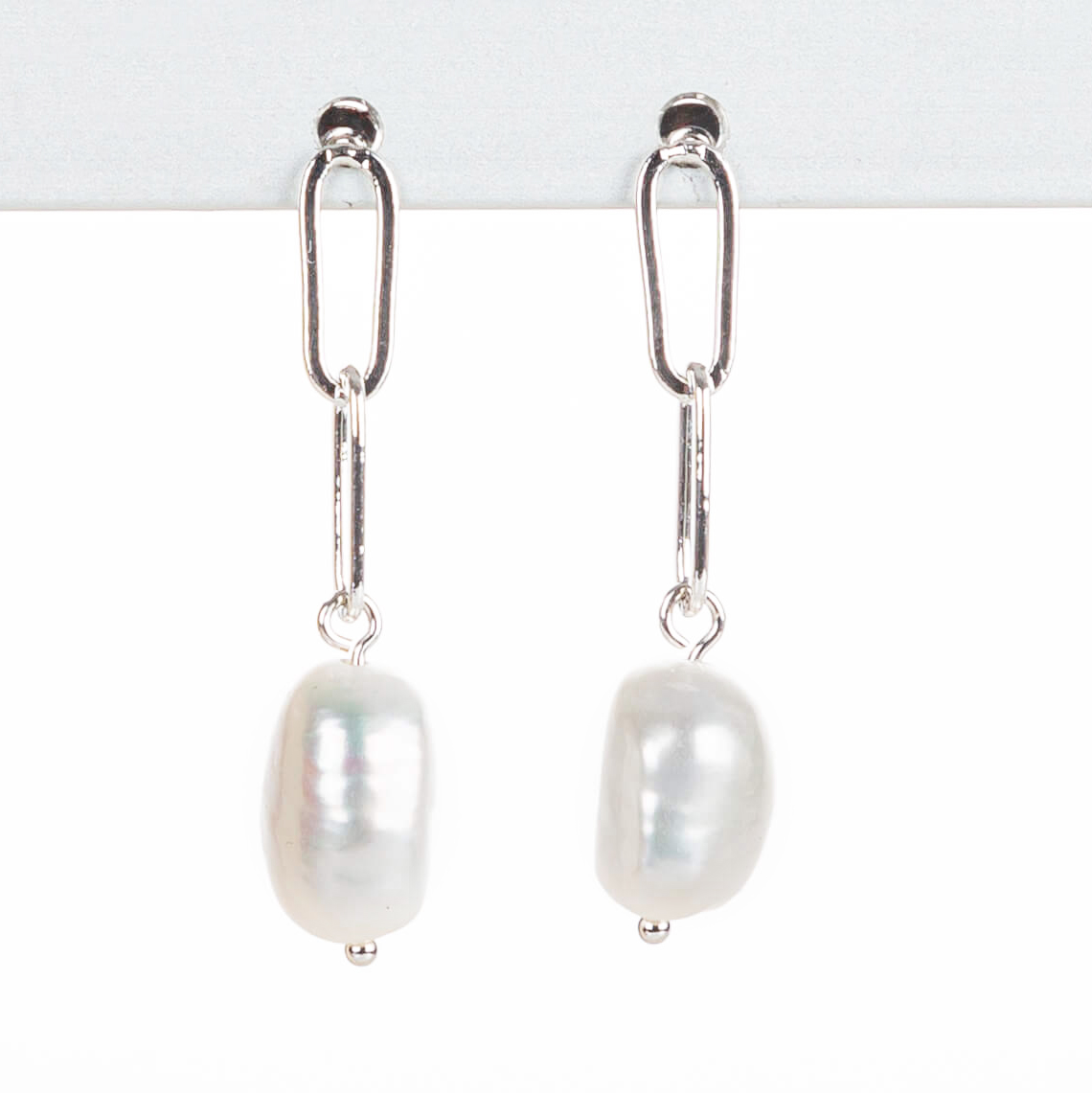 "Freshwater Pearls" Ohrstecker, barocke Süßwasserpele an feinen Ovalen, versilbert