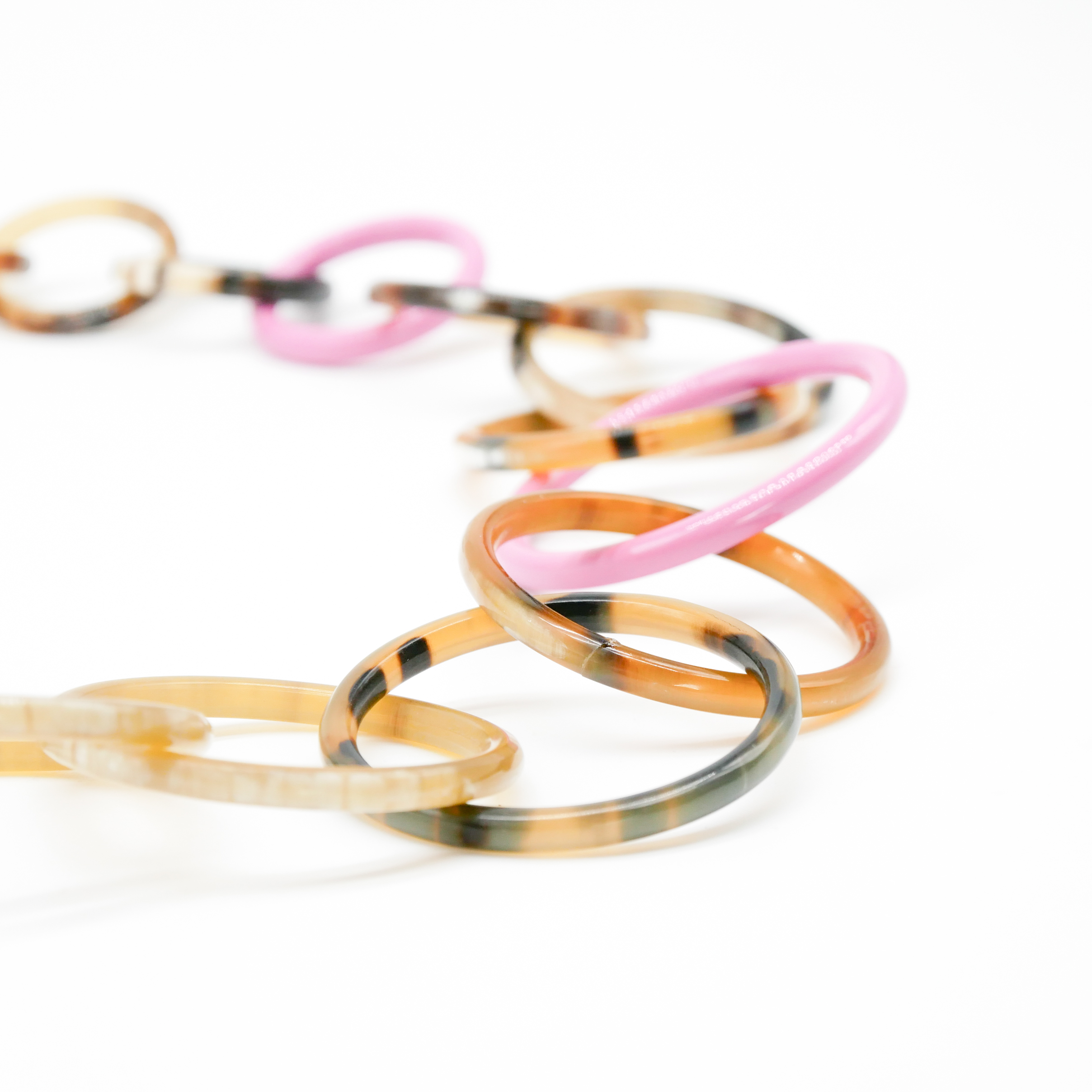 "Craft Art", Kette aus Ringen, braunes Horn, ca. 80cm mit lackierten Ringen pink