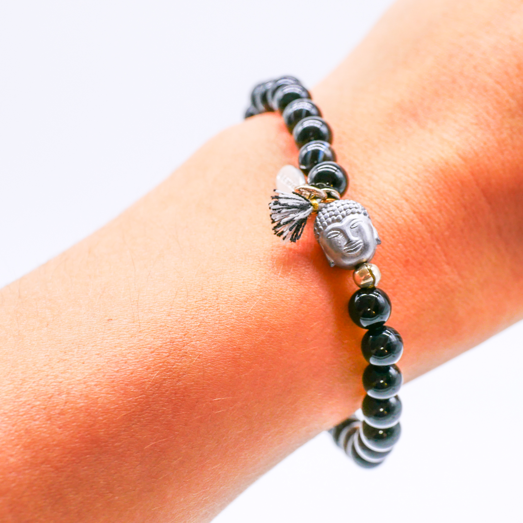 "Buddha" Armband auf Gummi, schwarz-grau gefärberter Achat mit Hämatit Buddha