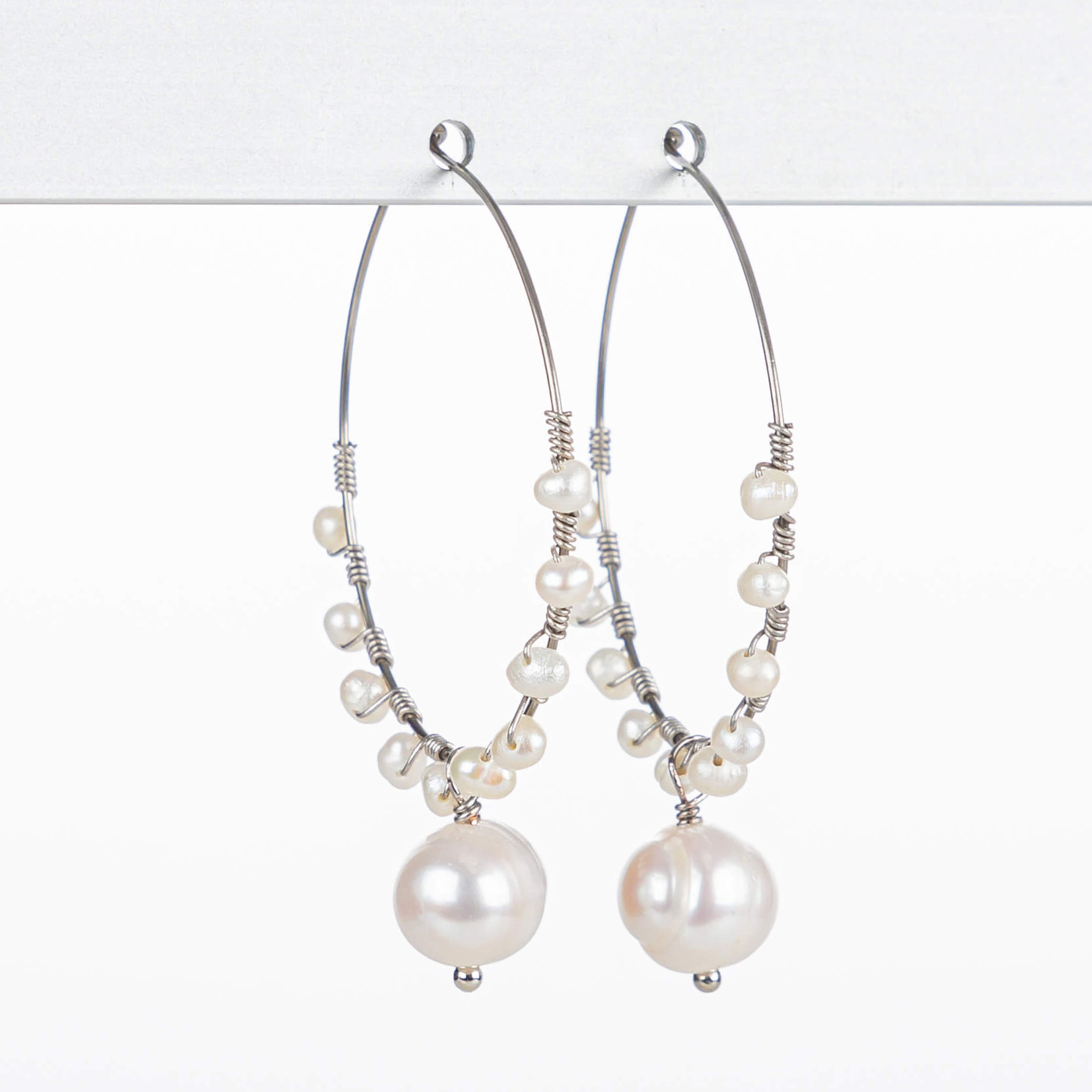 "Freshwater Pearls" Ohrring Creole, große und kleine Süßwasserperlen, versilbert