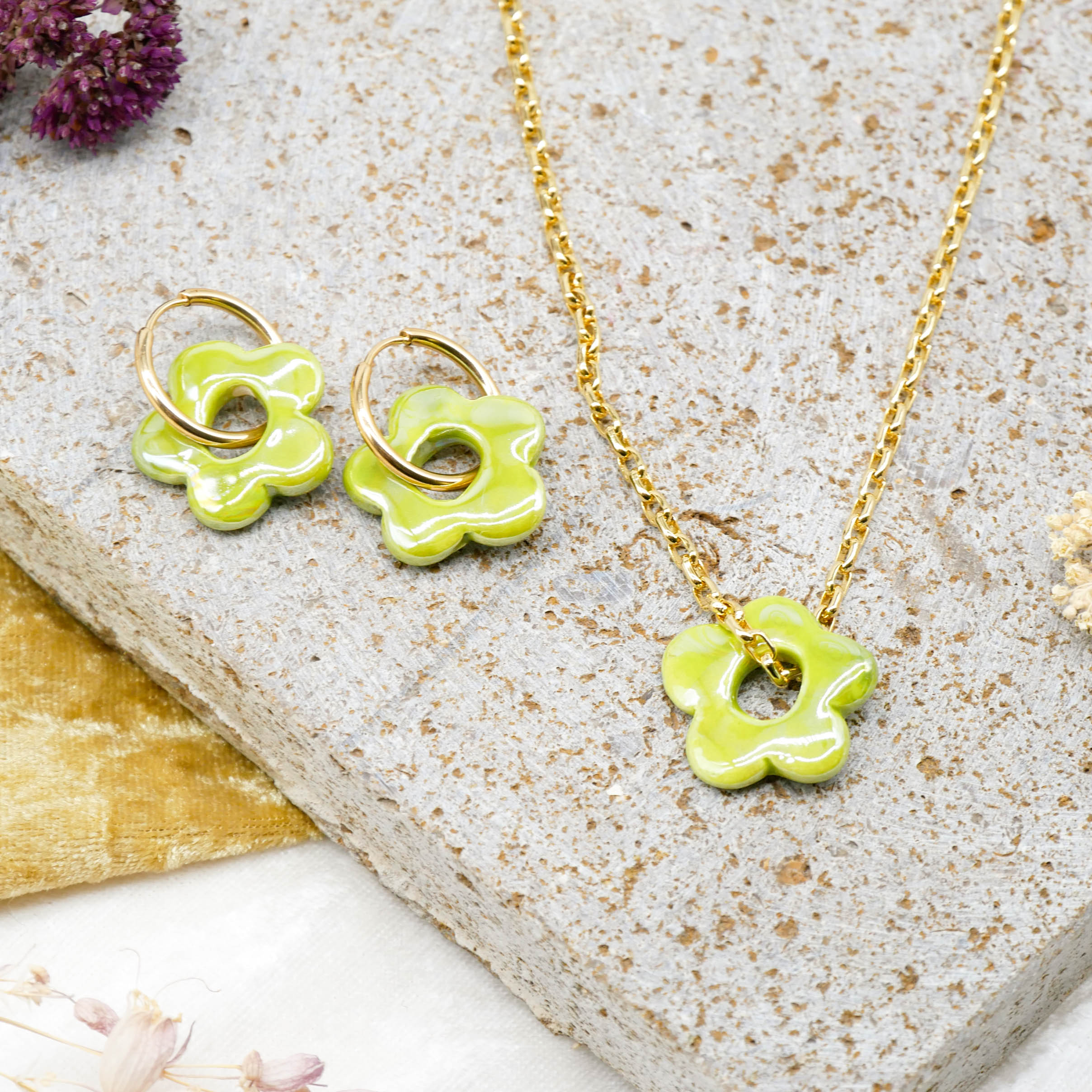 "Summer-Feeling", Kurze Metallkette vergoldet, Keramikblume green