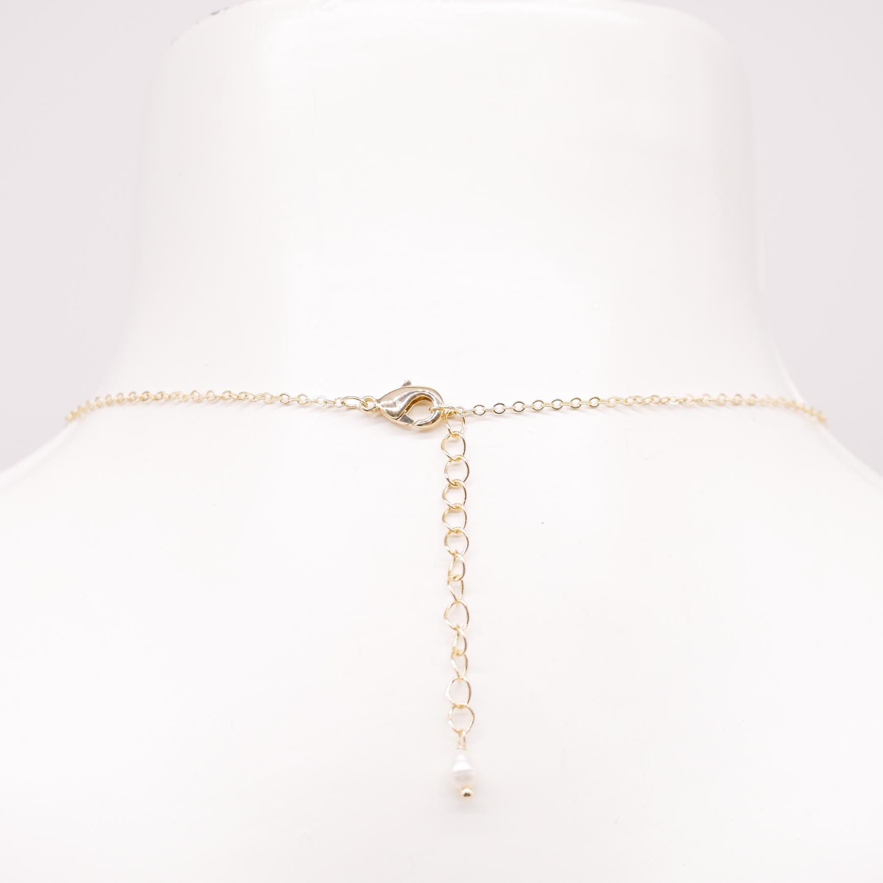 "Freshwater Pearls" mittellange Kette, barocker XXL Tropfen, goldfarben